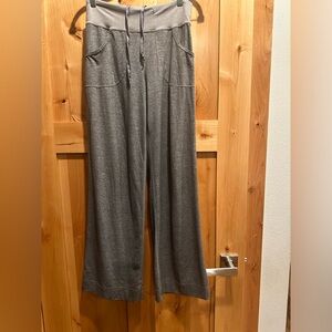 NWOT lululemon Scuba Mid-Rise Wide-Leg Pant
Regular. Size 2